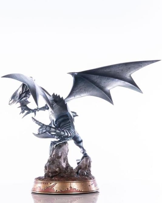 Dark Horse Yu-Gi-Oh! Blue Eyes White Dragon Silver Variant 14" Statue Standard