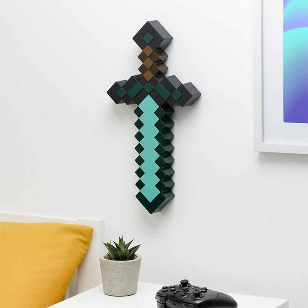 Minecraft Diamantschwert Licht - Offiziell lizenziertes Merchandise, 3 dynamische Lichtmodi mit Sound-Reaktion, Gamer-Raum-Dekor & Sammlerstück, USB- oder batteriebetrieben