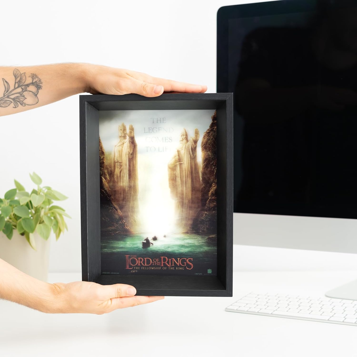 Grupo Erik Kunstdruck mit Rahmen und 3D Effekt Der Herr der Ringe Poster - Deko Wohnzimmer oder Deko Schlafzimmer - Deko Zimmer Größe 22,7 x 30 cm - Offizieller Herr der Ringe Fanartikel