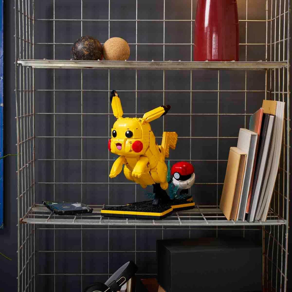 LEGO Pokémon Pikachu und Pokéball - Bauset für Erwachsene - Modellbau mit beweglicher Anime Figur und dynamischem Ständer - DIY Deko für Zimmer oder Schreibtisch - Geschenk für Gaming Fans - 72152