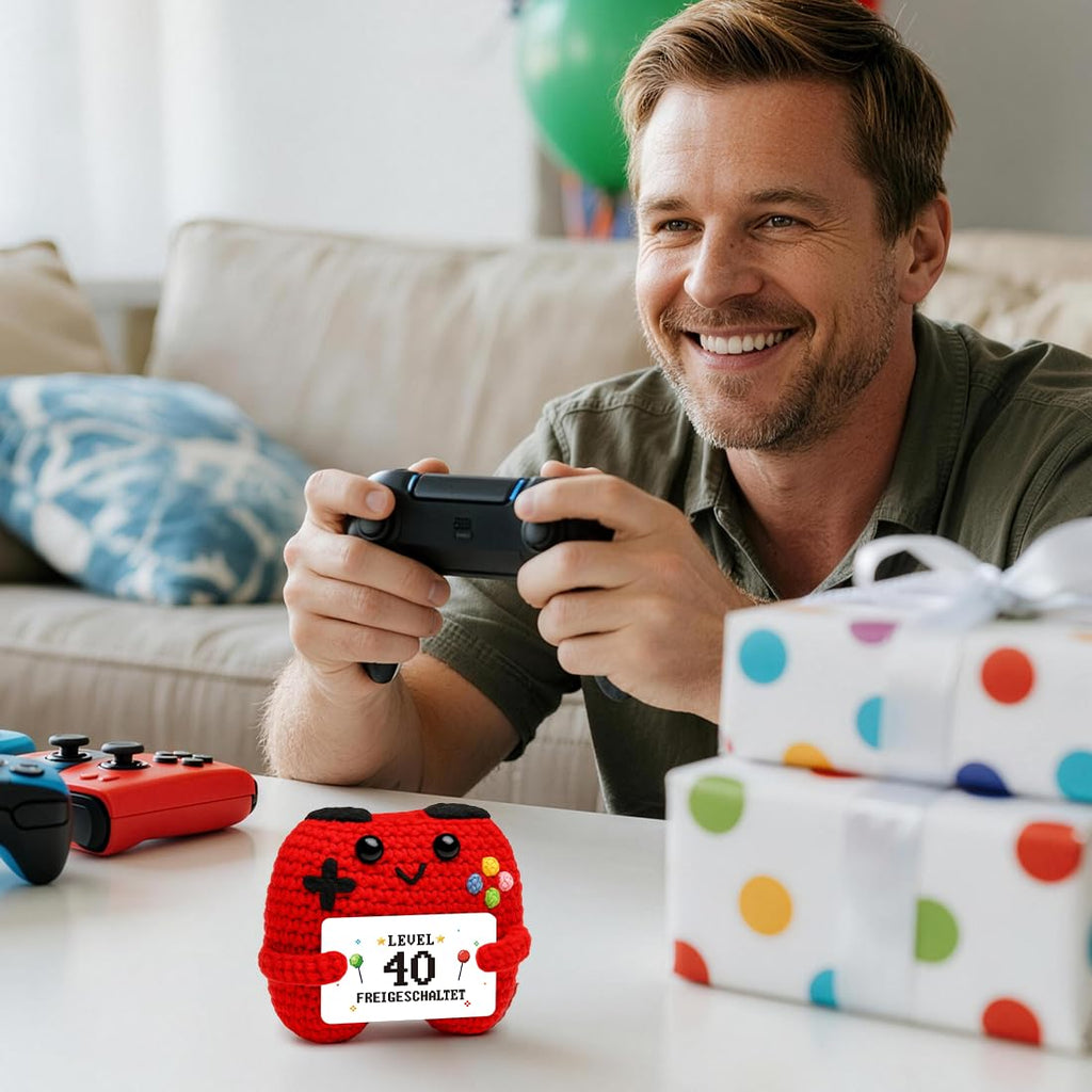 HUKUMA Gehäkelter Gamecontroller, EIN Gamer altert Nicht er levelt, Geschenk zum Geburtstag für Zocker, Pocket Hug Positive Plüsch,Lustige Kleines Geburtstagsgeschenk für Jungen, Nerds und Mädchen