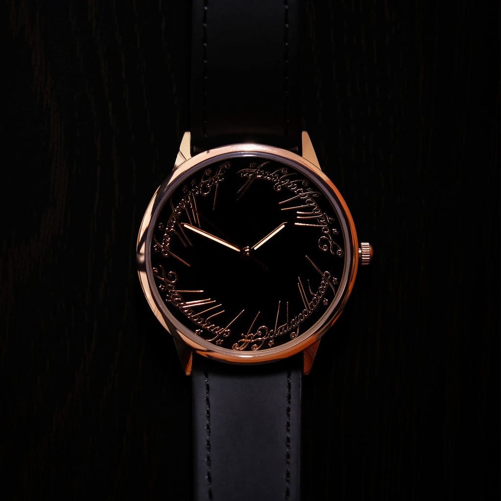 Elbenwald Herr der Ringe Armbanduhr mit elbischer Inschrift des einen Rings mit Echtlederarmband für Herren schwarz Gold
