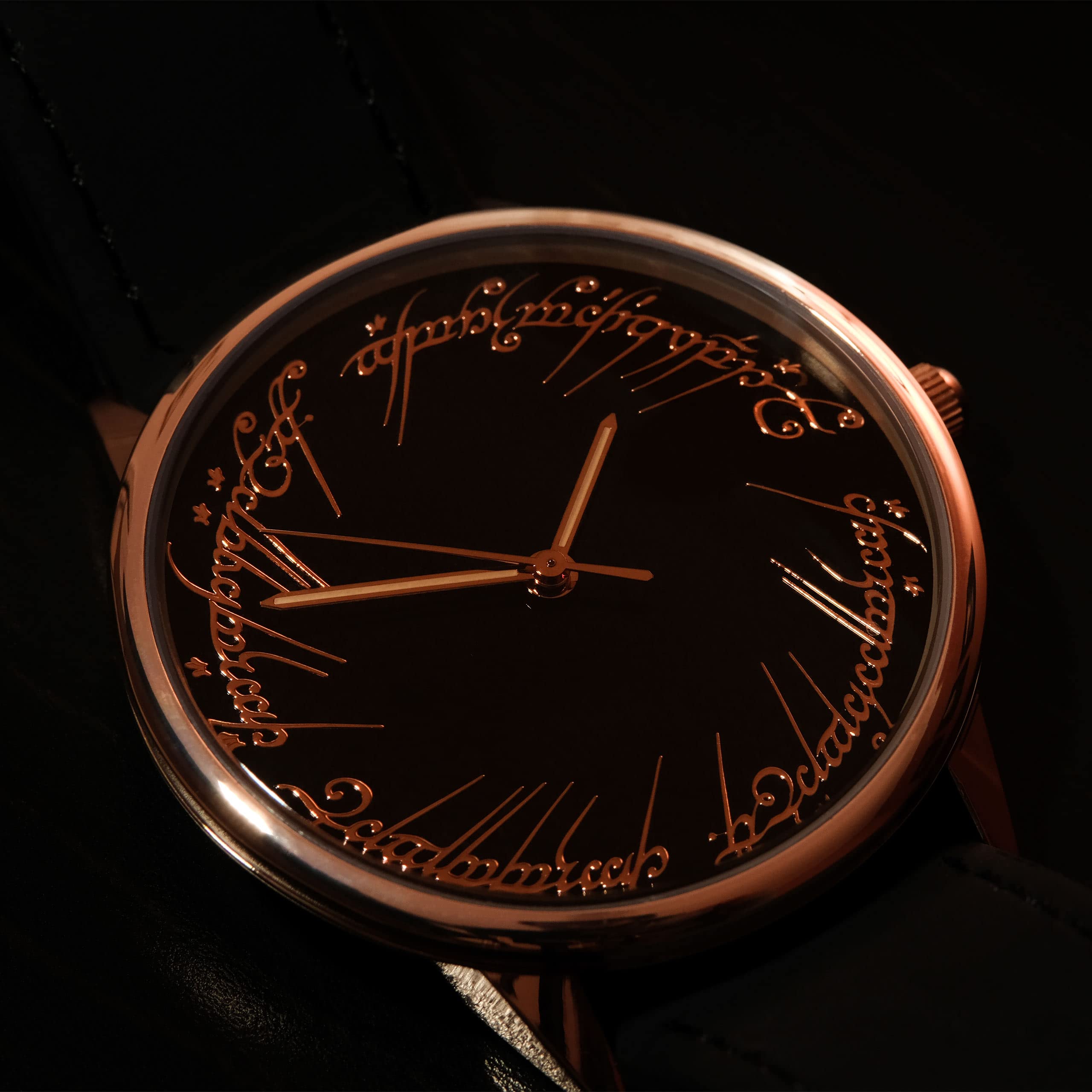 Elbenwald Herr der Ringe Armbanduhr mit elbischer Inschrift des einen Rings mit Echtlederarmband für Herren schwarz Gold