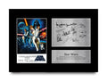 HWC Trading FR A4 Star Wars New Hope Cast Mark Hamill, Carrie Fisher, Harrison Ford Geschenke Geducktes Signiertes Autogramm Foto für Fans von Film Memorabilien - A4 Gerahmt