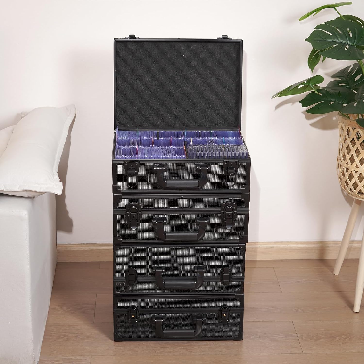ProCase Stoßfest Toploader Sammelkarten Aufbewahrungsbox, Aluminiumstruktur-Schließfach mit Verstellbaren Teiler für 600+ Toploader, Magnetkartenhalter, MTG, TCG, Yugioh, Sportkarten -Schwarz