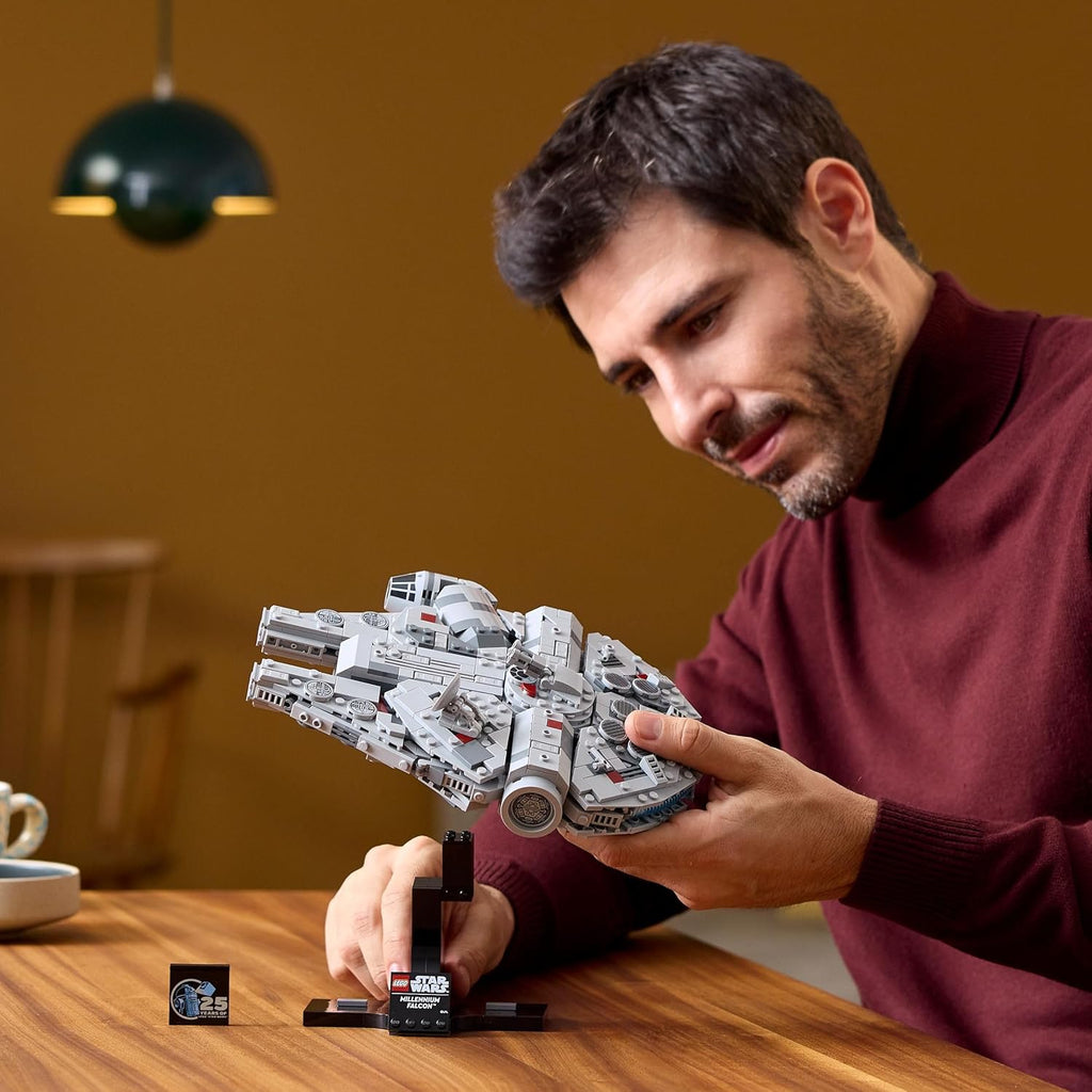 LEGO Star Wars 75375 Millenium Falke – Raumschiff-Modell für Erwachsene mit Display-Ständer und Namensschild als Coole Schreibtischdeko – Geschenk für Fans von Eine Neue Hoffnung