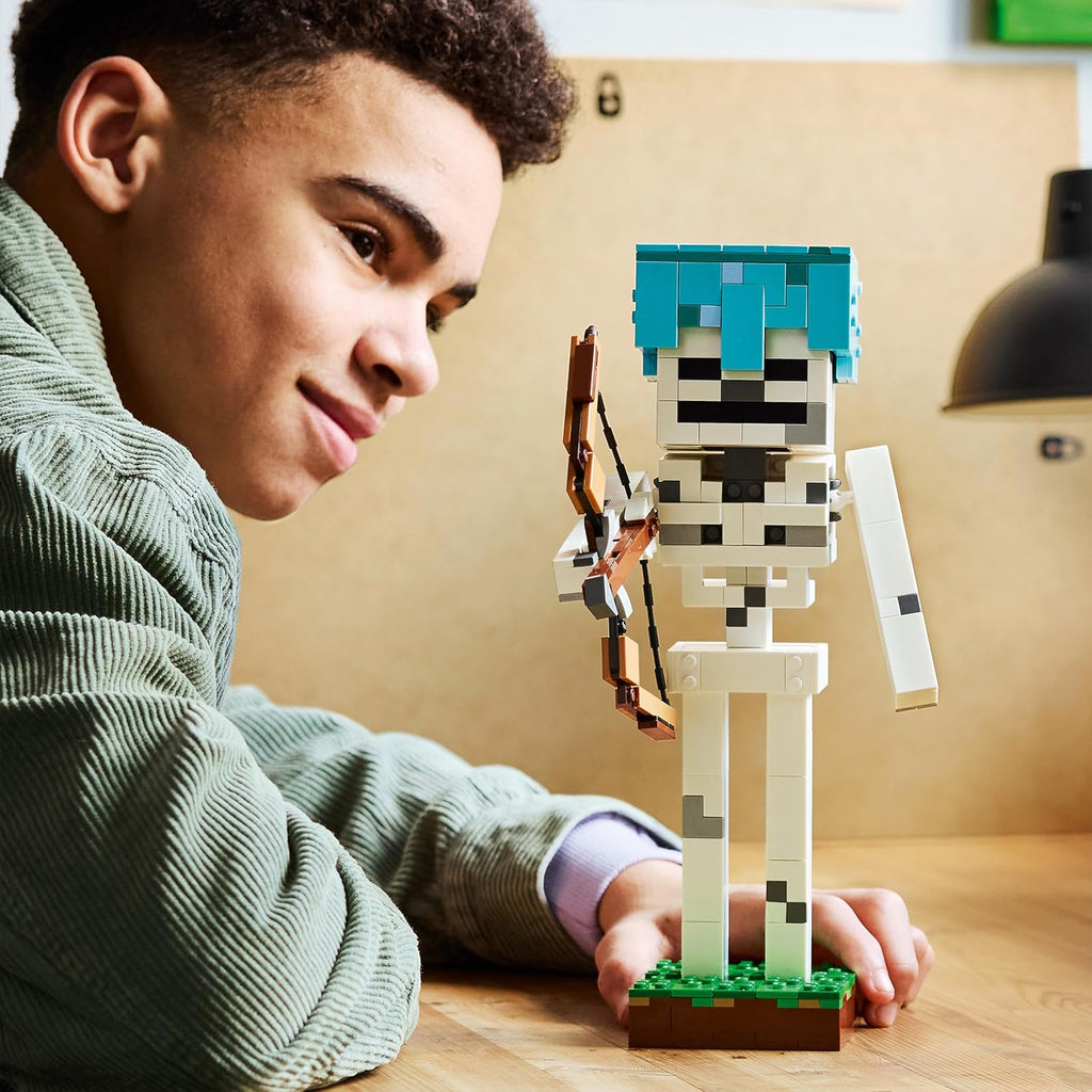 LEGO Minecraft Das Skelett - Mob Figur mit Diamanthelm, Bogen und Pfeil sowie Grasbasis als Zimmerdeko für Kinder - Gaming Geschenk für Jungen, Mädchen und Fans ab 10 Jahren - 21594