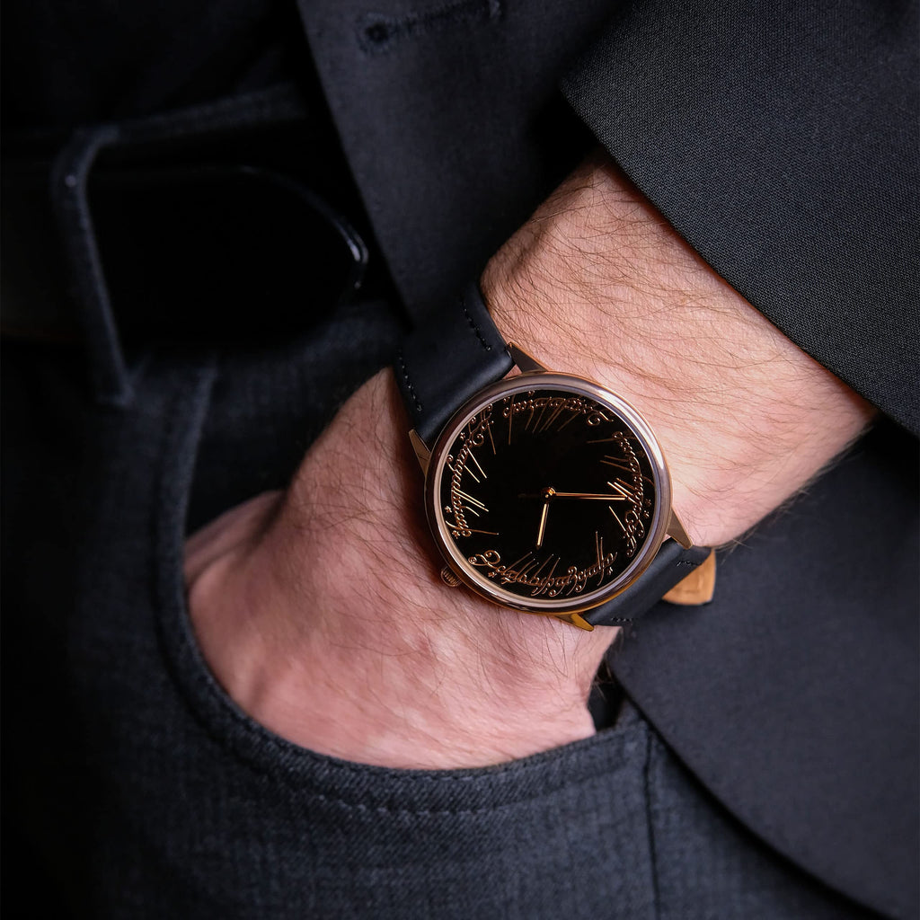Elbenwald Herr der Ringe Armbanduhr mit elbischer Inschrift des einen Rings mit Echtlederarmband für Herren schwarz Gold