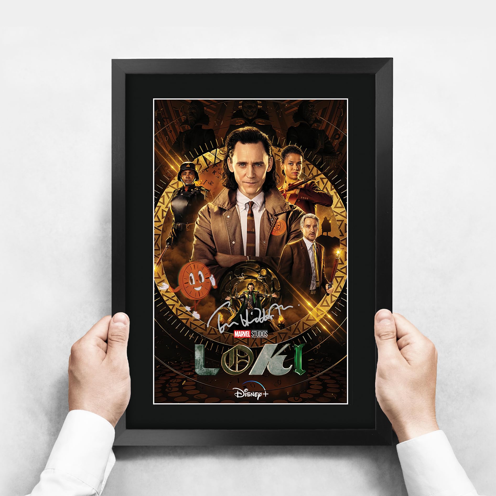 HWC Trading Loki Geschenke Gedrucktes Signiertes Autogramm Foto für Fans von Fernsehn Memorabilien - A3 Gerahmt