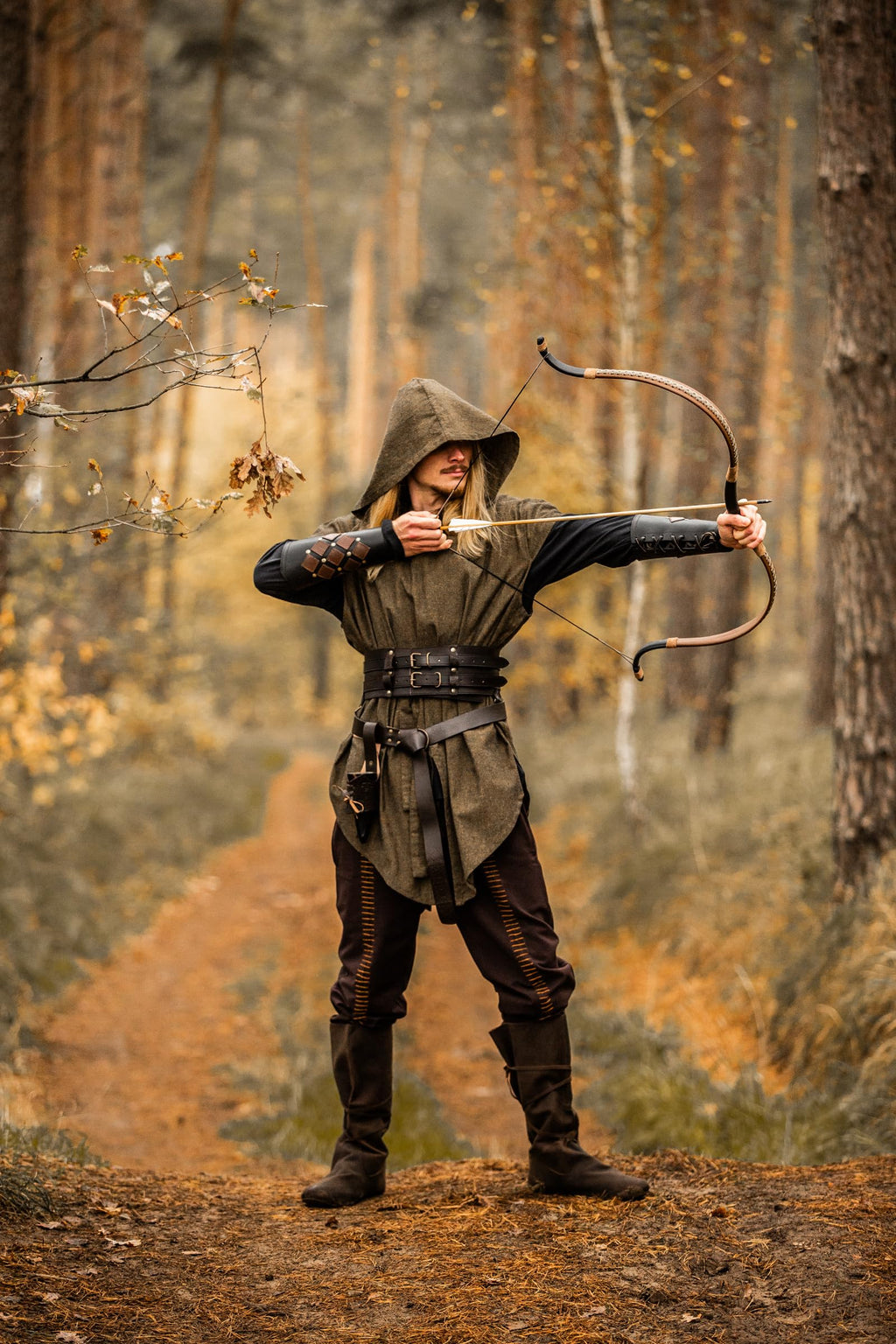 Leonardo Carbone® Herren Tunika Waldläufer Arais | Mit Kapuze | V-Ausschnitt | Karneval, Halloween, Cosplay, LARP, Mittelalter, Kostüm, Gewandung, Kleidung | 100% Baumwolle
