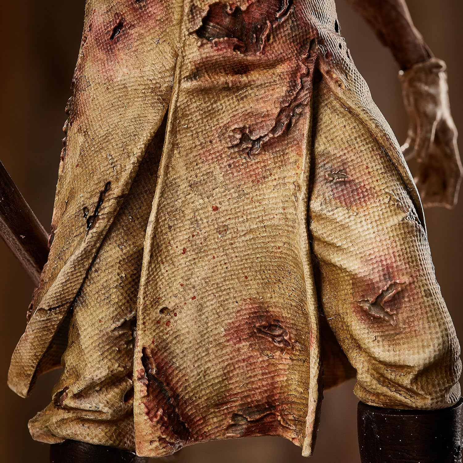 Numskull Silent Hill 2 James Sunderland Figur 23,5 cm Sammlerstatue – Offizielles Konami Silent Hill Merchandise – Limitierte Gaming-Figur | Handbemaltes PVC, 23,5 cm hoch, rostiger Boden. Schreibtisch oder Regal Display Für Silent Hill Sammler und Fans