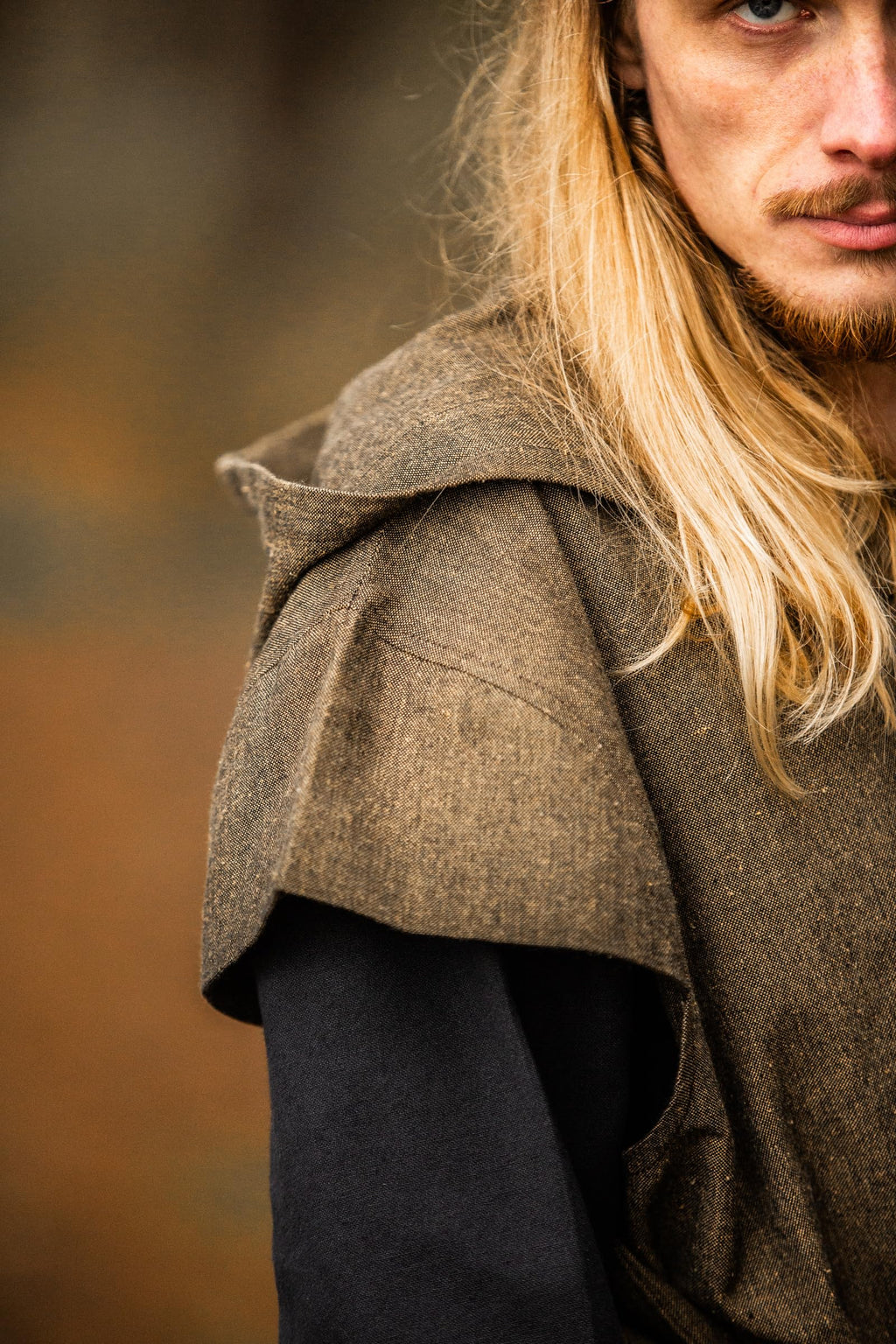 Leonardo Carbone® Herren Tunika Waldläufer Arais | Mit Kapuze | V-Ausschnitt | Karneval, Halloween, Cosplay, LARP, Mittelalter, Kostüm, Gewandung, Kleidung | 100% Baumwolle